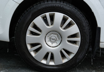 Подержанный автомобиль Opel Astra Sedan 2012 года (20 фото)