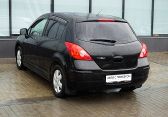 Подержанный автомобиль Nissan Tiida Hatchback 2011 года (3 фото)