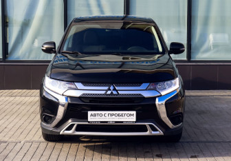 Подержанный автомобиль Mitsubishi Outlander 2019 года (8 фото)