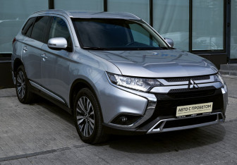 Подержанный автомобиль Mitsubishi Outlander 2020 года (7 фото)