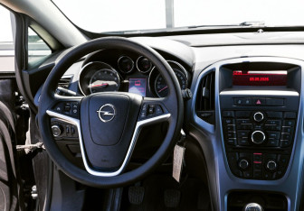 Подержанный автомобиль Opel Astra Hatchback 2013 года (19 фото)