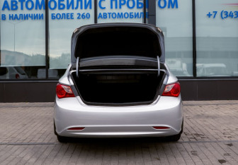 Подержанный автомобиль Hyundai Sonata 2011 года (20 фото)