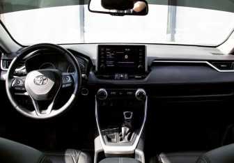 Подержанный автомобиль Toyota RAV4 2020 года (18 фото)