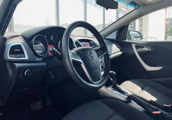 Подержанный автомобиль Opel Astra Hatchback 2011 года (10 фото)