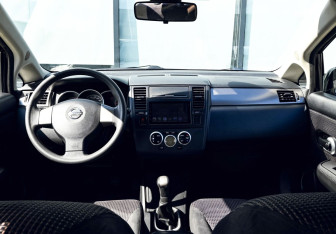 Подержанный автомобиль Nissan Tiida Hatchback 2012 года (17 фото)