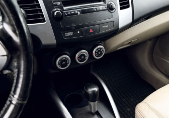 Подержанный автомобиль Mitsubishi Outlander 2007 года (9 фото)