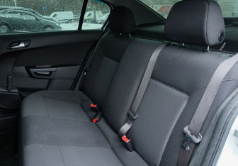 Подержанный автомобиль Opel Astra Sedan 2012 года (18 фото)