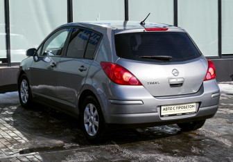Подержанный автомобиль Nissan Tiida Hatchback 2008 года (3 фото)
