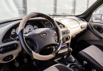 Подержанный автомобиль Chevrolet Niva 2006 года (13 фото)