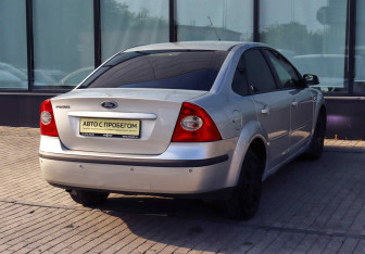 Подержанный автомобиль Ford Focus Sedan 2006 года (5 фото)