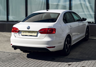 Подержанный автомобиль Volkswagen Jetta Sedan 2014 года (5 фото)