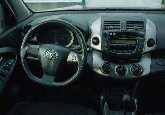 Подержанный автомобиль Toyota RAV4 2010 года (10 фото)