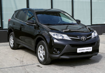 Подержанный автомобиль Toyota RAV4 2015 года (7 фото)