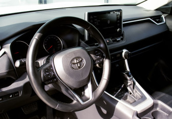 Подержанный автомобиль Toyota RAV4 2020 года (15 фото)