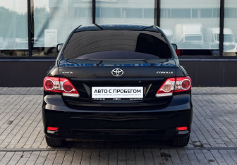 Подержанный автомобиль Toyota Corolla Sedan 2012 года (4 фото)