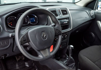Подержанный автомобиль Renault Sandero 2018 года (9 фото)