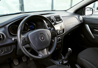 Подержанный автомобиль Renault Sandero 2017 года (15 фото)