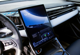 Подержанный автомобиль Geely Atlas 2024 года (16 фото)