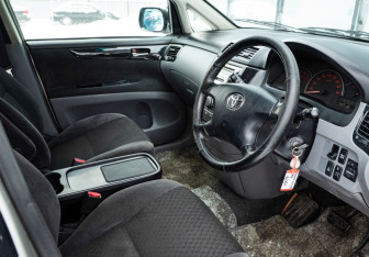 Подержанный автомобиль Toyota Ipsum 2002 года (10 фото)