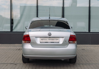 Подержанный автомобиль Volkswagen Polo Sedan 2012 года (4 фото)