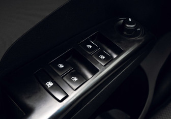 Подержанный автомобиль Chevrolet Aveo Sedan 2012 года (12 фото)