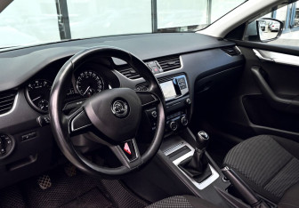 Подержанный автомобиль Skoda Octavia Liftback 2017 года (14 фото)