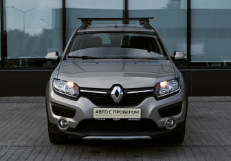 Подержанный автомобиль Renault Sandero 2017 года (8 фото)