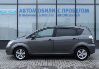 Подержанный автомобиль Toyota Corolla Verso 2006 года (2 фото)