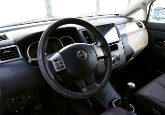 Подержанный автомобиль Nissan Tiida Hatchback 2008 года (10 фото)