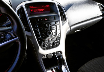 Подержанный автомобиль Opel Astra Hatchback 2012 года (13 фото)