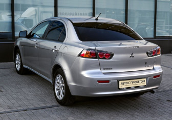Подержанный автомобиль Mitsubishi Lancer Sedan 2013 года (3 фото)