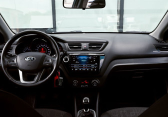 Подержанный автомобиль Kia Rio Sedan 2013 года (18 фото)