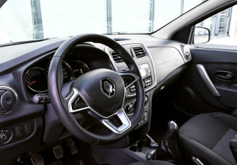 Подержанный автомобиль Renault Logan Sedan 2019 года (13 фото)
