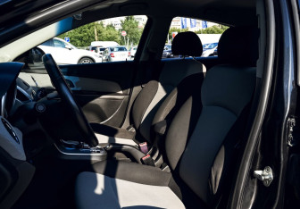 Подержанный автомобиль Chevrolet Cruze Hatchback 2013 года (15 фото)