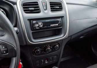 Подержанный автомобиль Renault Sandero 2018 года (15 фото)