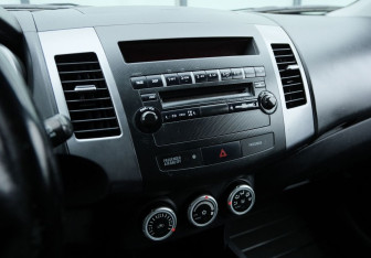 Подержанный автомобиль Mitsubishi Outlander 2008 года (12 фото)