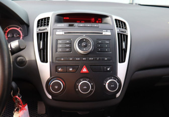Подержанный автомобиль Kia Ceed Hatchback 2010 года (10 фото)