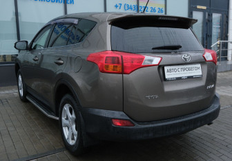 Подержанный автомобиль Toyota RAV4 2013 года (3 фото)
