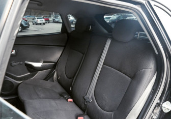 Подержанный автомобиль Kia Rio Hatchback 2013 года (15 фото)