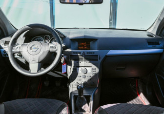 Подержанный автомобиль Opel Astra Hatchback 2005 года (16 фото)