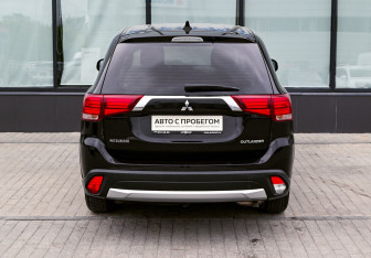 Подержанный автомобиль Mitsubishi Outlander 2018 года (4 фото)