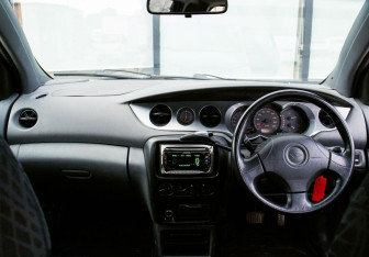 Подержанный автомобиль Daihatsu YRV 2001 года (18 фото)