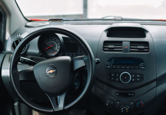 Подержанный автомобиль Chevrolet Spark 2013 года (10 фото)