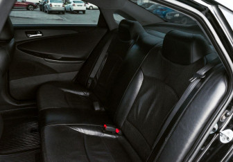 Подержанный автомобиль Hyundai Sonata 2010 года (17 фото)