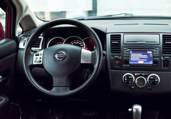 Подержанный автомобиль Nissan Tiida Hatchback 2012 года (18 фото)