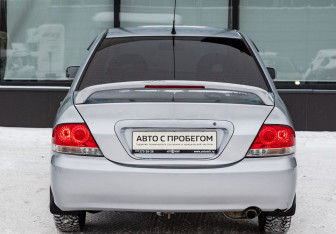 Подержанный автомобиль Mitsubishi Lancer Sedan 2004 года (4 фото)