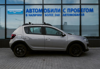 Подержанный автомобиль Renault Sandero 2017 года (6 фото)