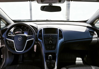 Подержанный автомобиль Opel Astra Hatchback 2013 года (18 фото)