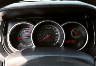 Подержанный автомобиль Nissan Tiida Hatchback 2012 года (11 фото)