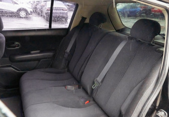 Подержанный автомобиль Nissan Tiida Hatchback 2011 года (17 фото)